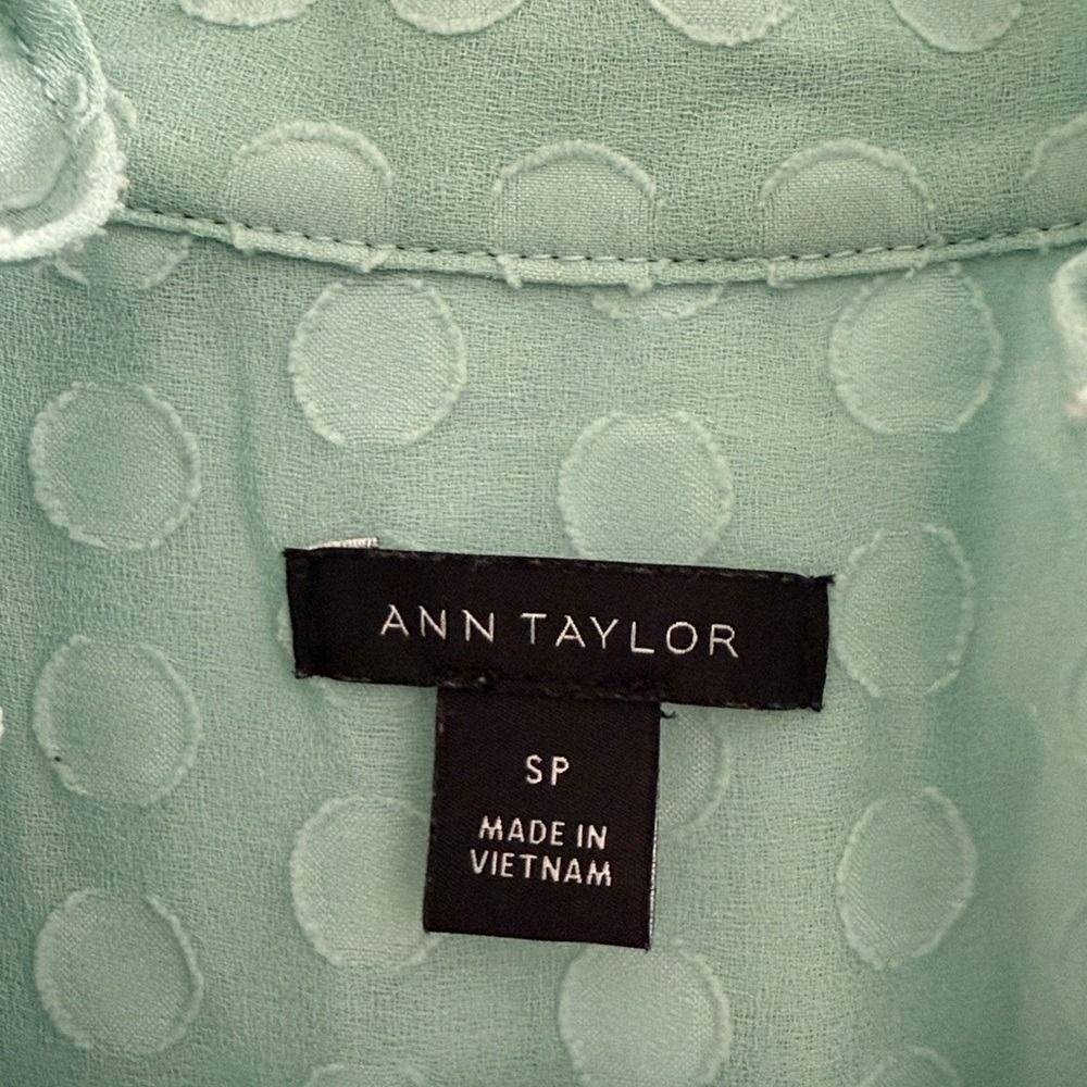 Ann Taylor Seafoam Green Clip Dot Ruffle Neck Button Blouse Petite Small SP - Picture 2 of 6